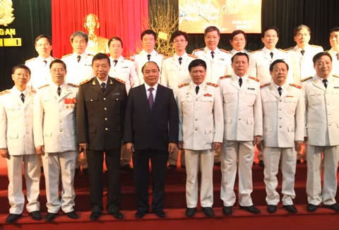 Phó Thủ tướng Chính phủ Nguyễn Xuân Phúc, Thứ trưởng Tô Lâm, cùng lãnh đạo Tổng cục An ninh II và CBCS lực lượng An ninh kinh tế. Ảnh: Việt Hưng.