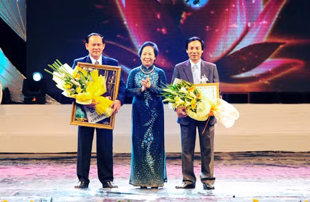 Phó Chủ tịch nước Nguyễn Thị Doan trao chứng nhận cho tác giả Trọng Duy đoạt giải Nhất cuộc thi. Ảnh: Khánh An.