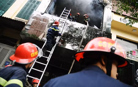 Lực lượng Cảnh sát phòng cháy chữa cháy nỗ lực dập lửa.