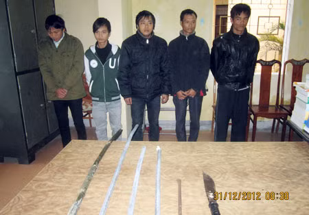 Các đối tượng và hung khí gây án.