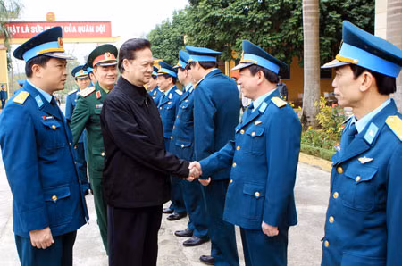 Thủ tướng Nguyễn Tấn Dũng đến thăm và kiểm tra chế độ trực ban, sẵn sàng chiến đấu của Đoàn tên lửa phòng không 64 (Sư đoàn Phòng không 361). Ảnh: TTXVN.