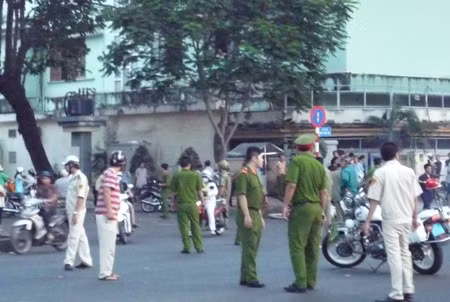 Lực lượng Công an bảo vệ hiện trường vụ nổ.