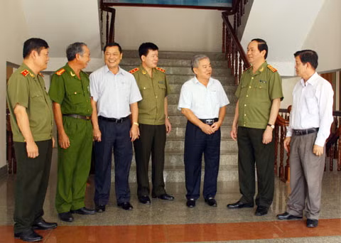 Đại tướng Trần Đại Quang, Ủy viên Bộ Chính trị, Bộ trưởng Bộ Công an trao đổi với lãnh đạo Tỉnh ủy An Giang về tình hình phát triển KT-XH và đảm bảo ANTT địa phương.