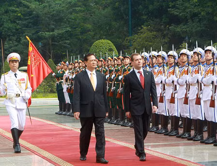 Thủ tướng Nguyễn Tấn Dũng và Thủ tướng Nga Dmitry Anatolyevich Medvedev duyệt đội danh dự Quân đội nhân dân Việt Nam. Ảnh: TTXVN.