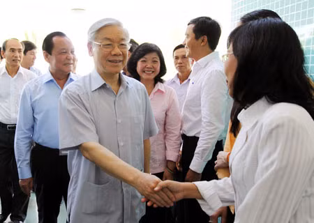 Tổng Bí thư Nguyễn Phú Trọng đến thăm và làm việc tại quận 8, TP Hồ Chí Minh. Ảnh: TTXVN.