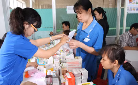 Công nhân các KCN và người dân có hoàn cảnh khó khăn được khám và cấp thuốc miễn phí.