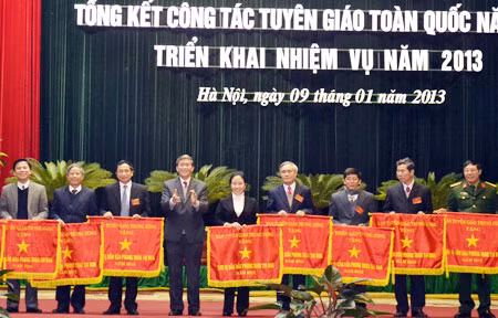 Đồng chí Đinh Thế Huynh, Ủy viên Bộ Chính trị, Trưởng ban Tuyên giáo TW tặng Cờ Thi đua xuất sắc tiêu biểu cho 10 tập thể.