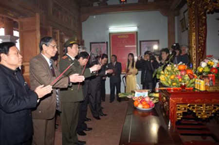 Bộ trưởng Bộ Công an Trần Đại Quang dâng hương tưởng niệm cố Bí thư Xứ ủy Nam Kỳ Tạ Uyên. Ảnh: VGP.