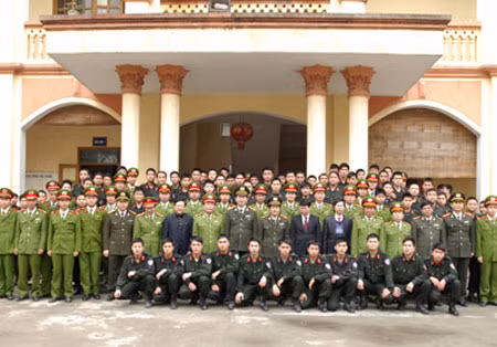 Bộ trưởng Trần Đại Quang và cán bộ, chiến sỹ Công an tỉnh Ninh Bình. Ảnh: VGP.