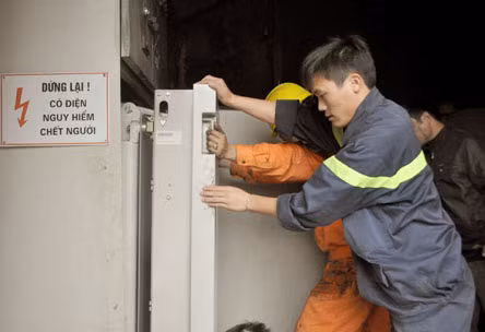 EVN Hà Nội đang khẩn trương khắc phục sự cố tại hiện trường. Ảnh: ANTĐ.