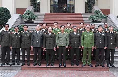 Thượng tướng Đặng Văn Hiếu, Ủy viên Trung ương Đảng, Thứ trưởng Thường trực Bộ Công an; Trung tướng Bùi Quang Bền, Ủy viên Trung ương Đảng, Thứ trưởng Bộ Công an cùng các đại biểu dự cuộc họp.