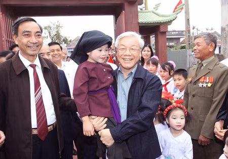 Tổng Bí thư Nguyễn Phú Trọng tham dự "Ngày hội đại đoàn kết toàn dân tộc" tại khu dân cư xóm 4, xã Hải Bắc, huyện Hải Hậu, Nam Định. Ảnh: TTXVN.