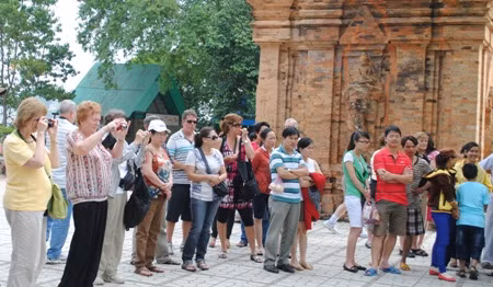Du khách trên tàu Volendam tham quan Tháp Bà Ponagar.