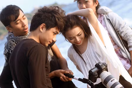Một số hình ảnh từ MV mới nhất của Sĩ Thanh.