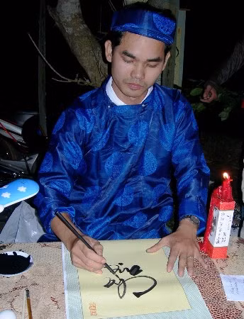 Cho chữ ở Chợ Đình Bích La.