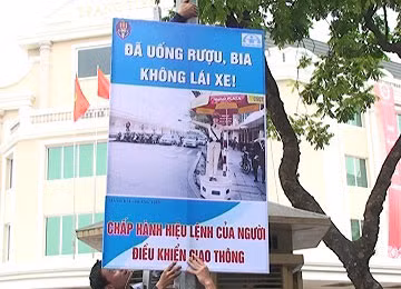 Pano tuyên truyền ATGT tại các nút giao thông trọng điểm.