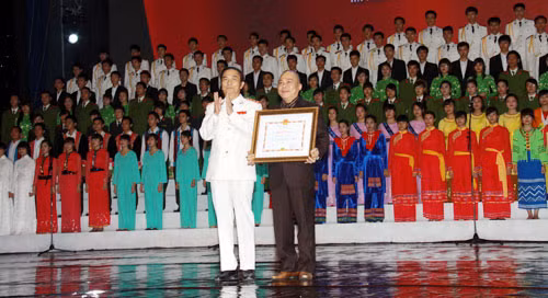 Thượng tướng Đặng Văn Hiếu, UVTW Đảng, Thứ trưởng Thường trực Bộ Công an tặng Bằng khen cho Công ty cổ phần Nghe nhìn toàn cầu (AVG). Ảnh: Công Gôn.