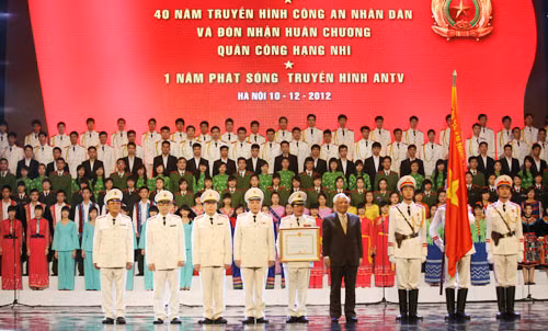 Đồng chí Uông Chu Lưu, UVTW Đảng, Phó Chủ tịch Quốc hội trao Huân chương Quân công hạng Nhì cho Truyền hình Công an nhân dân. Ảnh: Thiện Hoàng.