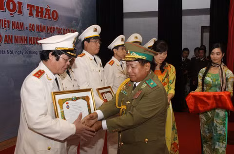 Thiếu tướng Xổm Kẹo Xỷ La Vông, Ủy viên BCH TW Đảng Nhân dân cách mạng Lào, Thứ trưởng Bộ An ninh nước CHDCND Lào trao tặng Huân chương Hữu nghị cho đại diện các tập thể và cá nhân đạt thành tích xuất sắc trong hợp tác mối quan hệ hữu nghị Việt Nam - Lào.