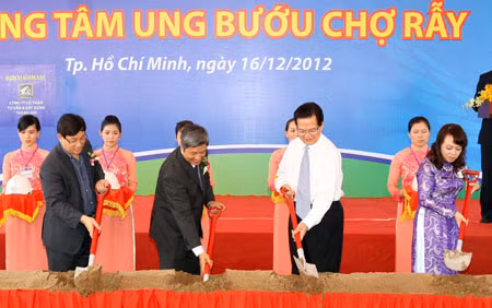 Thủ tướng Nguyễn Tấn Dũng cùng các đại biểu khởi công xây dựng Trung tâm Ung bướu Bệnh viện Chợ Rẫy (TP Hồ Chí Minh). Ảnh: TTXVN.