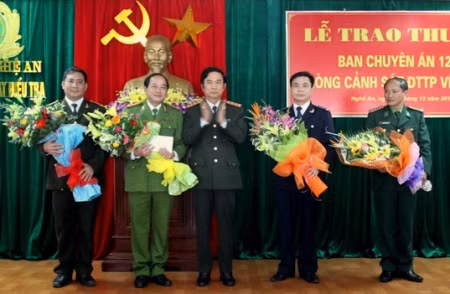 Thứ trưởng Đặng Văn Hiếu trao thưởng cho Ban chuyên án.