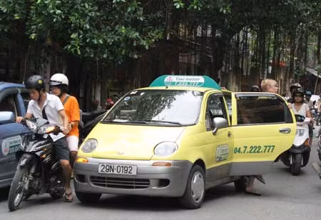 Taxi vô tư dừng đỗ trả khách giữa đường.