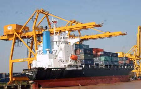 Năng lực bốc xếp dư thừa nhưng hàng hóa tại cảng Hải Phòng vẫn thường xuyên ách tắc.