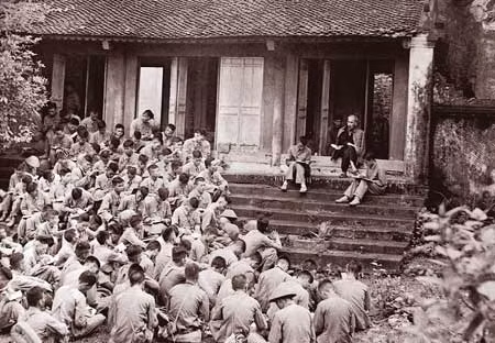Bác Hồ đến thăm và nói chuyện với Đại đoàn quân Tiên Phong tại Đền Hùng. Ảnh tư liệu.