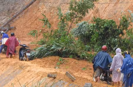 Một đoạn đường ở huyện Bắc Trà My (Quảng Nam) bị sạt lở nghiêm trọng, đến chiều 7/11 vẫn chưa được khắc phục.
