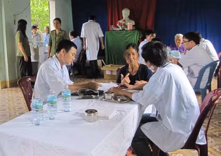 Các bác sĩ Bệnh viện 199 và Công an tỉnh Quảng Nam khám và phát thuốc cho người dân Tam Thạnh.