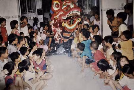 Trẻ vui Tết thiếu nhi tại gia đình ông Nguyễn Văn Chương.