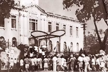 Nhân dân Hà Nội chiếm Phủ Khâm sai (8-1945, ảnh Vũ Năng An).