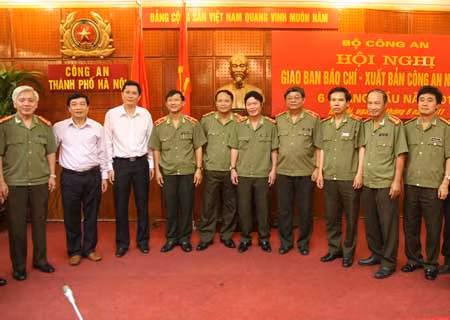 Trung tướng, nhà văn Hữu Ước, Phó Tổng cục trưởng Tổng cục XDLL - CAND; Thiếu tướng Lê Ngọc Nam, Phó Tổng cục trưởng Tổng cục XDLL - CAND cùng các đại biểu dự Hội nghị.
