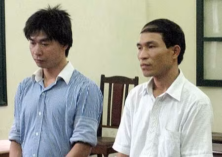 Bị cáo Khánh và Tùng tại phiên xử ngày 5/7.