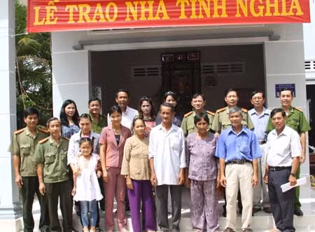 Lễ trao nhà cho gia đình thân nhân liệt sỹ Nguyễn Văn Sùng.