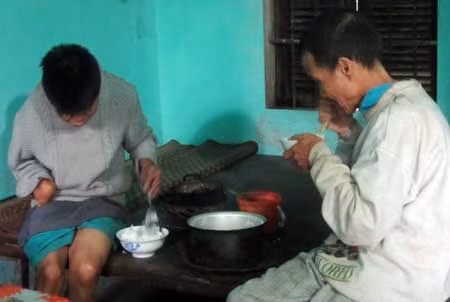 2 anh em với bữa cơm đạm bạc.