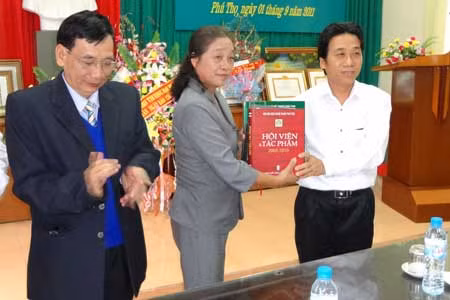 Cô giáo Phạm Thị Phụng, Hiệu trưởng Trường THPT thị xã Phú Thọ thay mặt trường đến ủng hộ xây dựng công trình nhà tưởng niệm và giao lưu với Hội văn nghệ Phú Thọ.