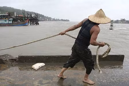 Một ngư dân của xã Hải Thanh, Tĩnh Gia - Thanh Hóa đang kéo dây gia cố cho con thuyền của mình. Ảnh: Hữu Nghị
