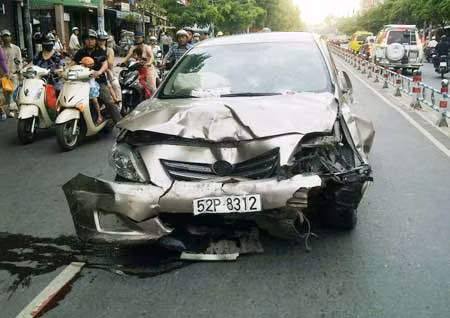 Chiếc xe của bác sỹ Huy sau khi gây tai nạn.