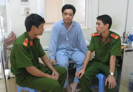 Đại úy Phạm Văn Tuấn đang điều trị tại Bệnh viện 198 - Bộ Công an cùng các chiến sỹ chữa cháy tại số 487 Nguyễn Văn Cừ, Hà Nội.