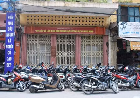 Mặt trước di tích 48 Hàng Ngang là nơi để xe máy của người dân và khách.