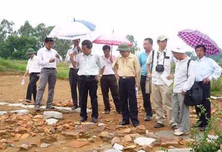 Chuyên gia Nhật Bản, các nhà khảo cổ học và lãnh đạo tỉnh Thanh Hóa tại đàn tế Nam Giao.