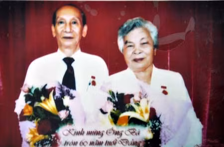 Ông bà Tiên - Xuân trong ngày tròn 60 tuổi Đảng.