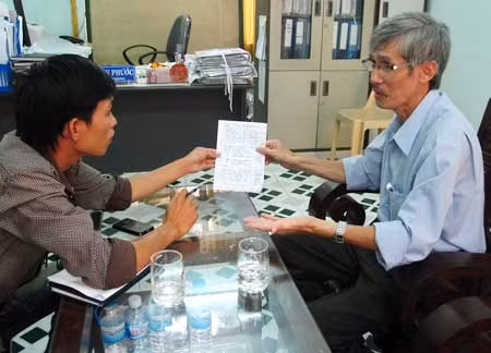Ông Hồ Văn Phước, Trưởng phòng Giáo dục huyện Tiên Phước giải trình vụ việc với phóng viên.