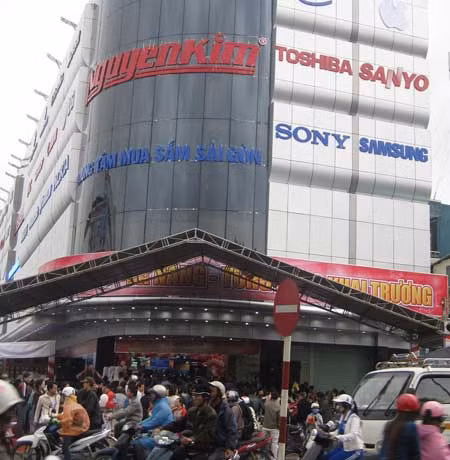 Siêu thị điện máy Nguyễn Kim bất ngờ trước lượng khách hàng quá tải ngay trong sáng khai trương.