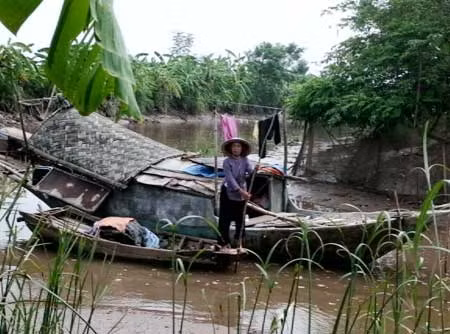 Bà Nguyễn Thị Nhẫn bao năm vẫn sống trên chiếc thuyền tuềnh toàng.