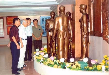 Ông Tạ Quang Chiến (người đeo kính) đang tham quan nhà truyền thống Bộ Tư lệnh Cảnh vệ tháng 9/2009. Ảnh PV.