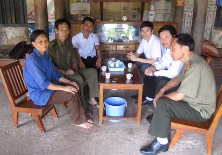 Đại diện Báo CAND, Công an tỉnh Phú Thọ và Công an huyện Đoan Hùng thăm gia đình đồng chí Nguyễn Xuân Thiệu.