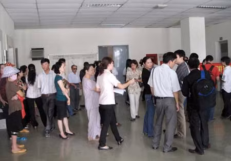 Nhiều người dân bức xúc yêu cầu Công ty Constrexim phải thay cầu thang tại tòa nhà CT3.