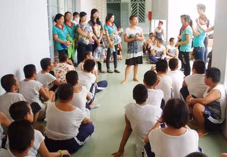 Đoàn YBSTN Niềm Tin tặng quà và giao lưu với bệnh nhân tâm thần ở Khoa nữ.